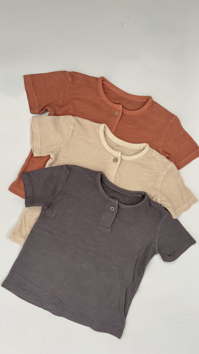 3 gab. T-krekli ar drkoratīvu podziņu