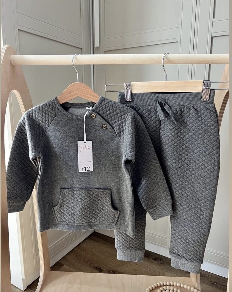 Pelēks, stepēts kostīms 