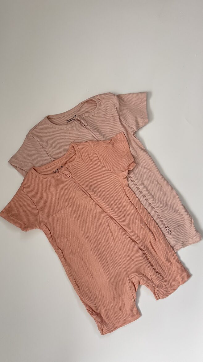 2 gab. īsie zip romperi