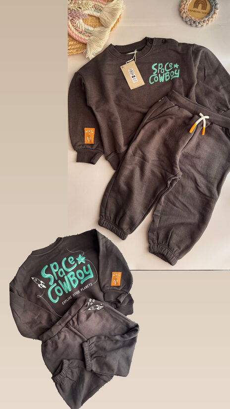 Tumši pelēks kostīms ar uzrakstiem 