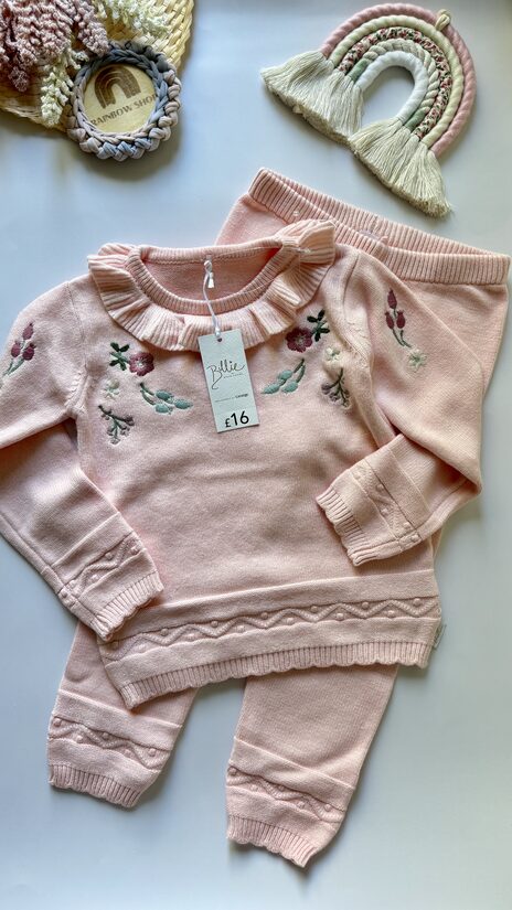 Mīksts, silts kostīms ar ziediem