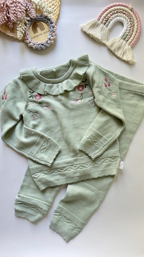 Mīksts, silts kostīms ar ziediem