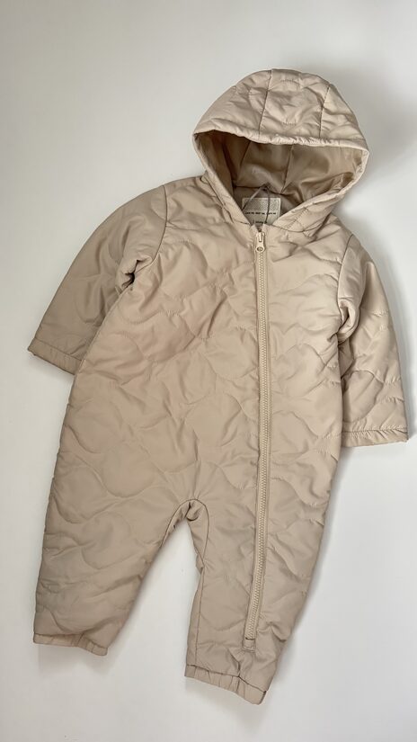 Naturāla toņa viegli stepēts kombinezons 