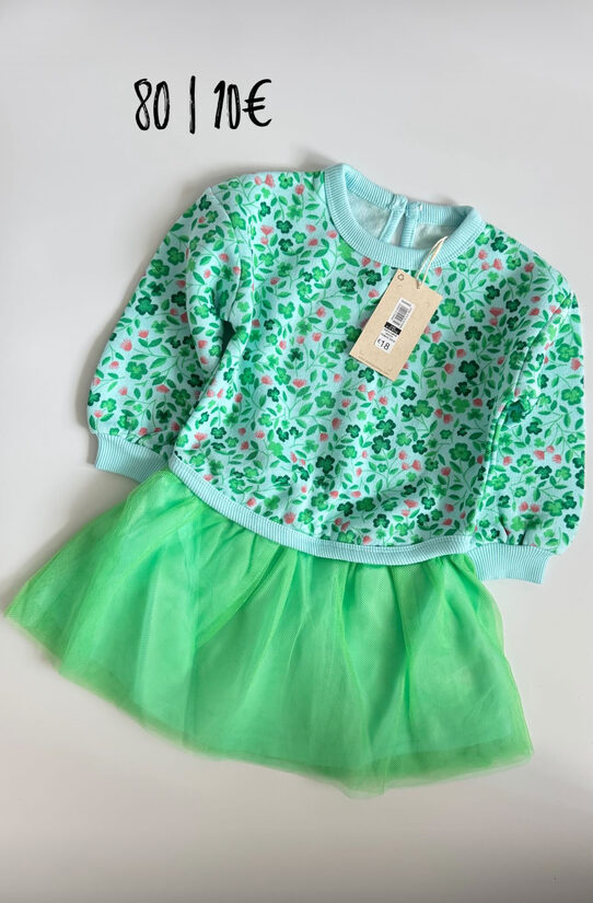 Zaļa kleita ar puķītēm un tillu