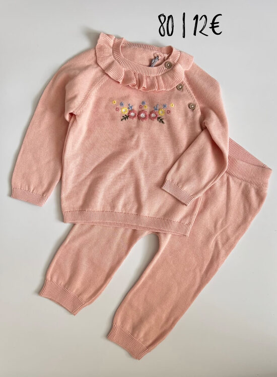 Mīksts rozā kostīms ar ziediem 