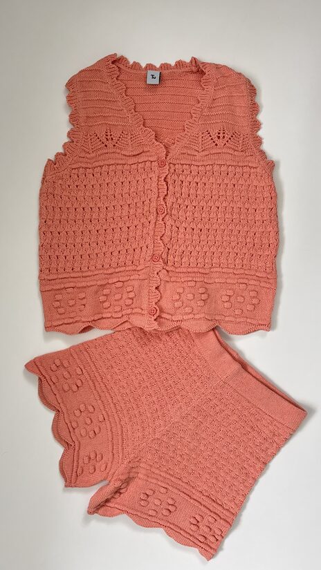 Koraļļu toņa, skaista adījuma kostīms