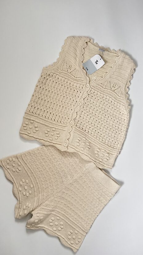 Piena balts, skaista adījuma kostīms