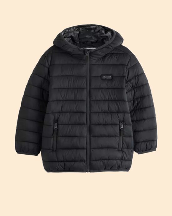 Melna starpsezonas viegli siltināta, stepēta jaka 