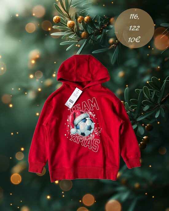 Sarkans džemperis ar kapuci un Zsv. futbola bumbu